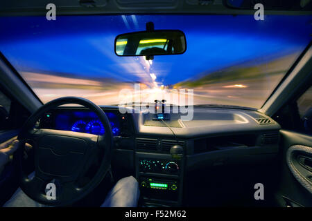 Blick von der Frontscheibe eines Autos Beschleunigung in der Nacht Stockfoto