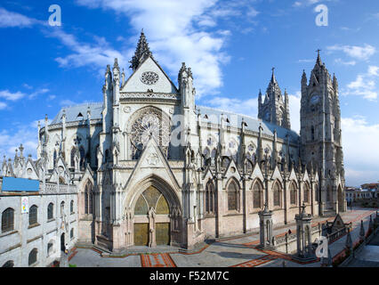 Basilika Del Voto Nacional Panorama Quito Stockfoto