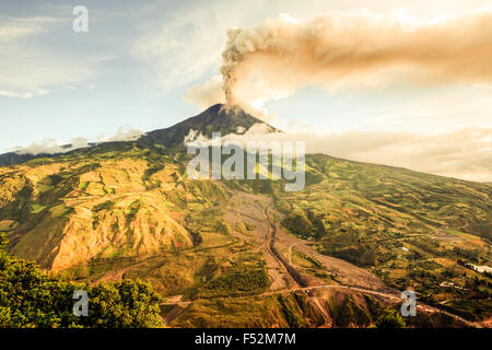 Tungurahua Vulkan Rauchen 29 11 2010 Ecuador Südamerika 4:00 Uhr lokaler Zeit Stockfoto