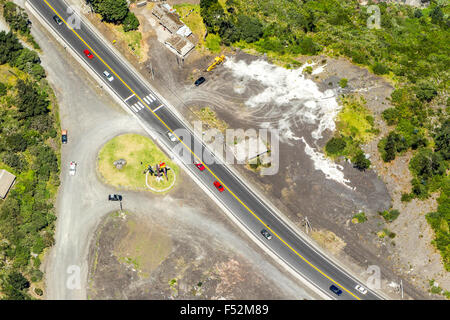 Pan Amerika Straße und Vogel Denkmal in Banos De Agua Santa vertikale Luftaufnahme Stockfoto