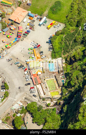 Antenne vertikal Schuss aus großer Höhe von einem touristischen Komplex in Banos De Agua Santa Stockfoto