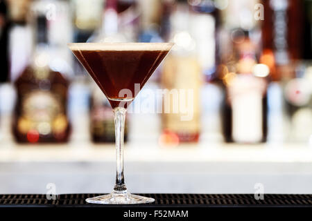 Espresso Martini Cocktail auf einen Balken oben Stockfoto