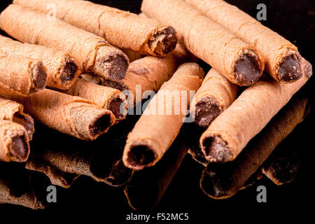 Chocolate Sticks Close Up auf Schwarz reflektierenden Hintergrund Stockfoto