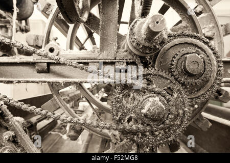 Vintage mechanische Ausrüstung mit Zahnrad und Kette Stockfoto