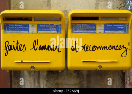 Make Love - zwei gelbe Briefkästen, Paris Fr. Stockfoto