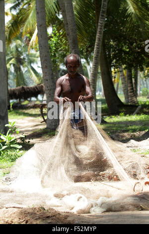 ein Mann winken Fischnetz in Indien Stockfoto