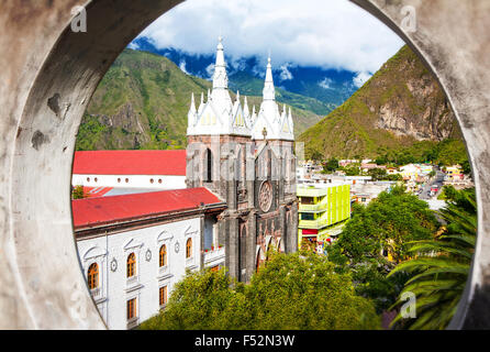 La Basilica De Nuestra Señora Del Rosario De Agua Santa Banos Ecuador Stockfoto