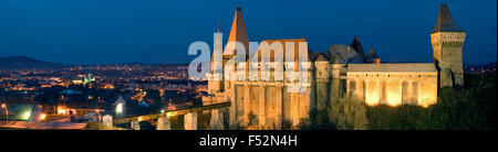 Stadt Hunedoara Hunyad Schloss in Transsylvanien Panorama Aus 8 Frames entfernt Stockfoto