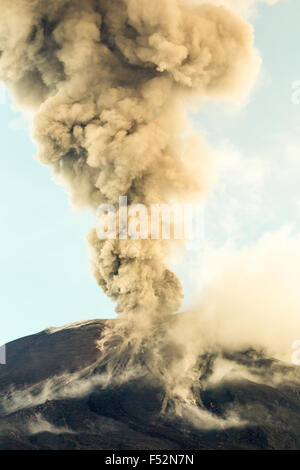 Tungurahua Vulkan Rauchen 29 11 2010 Ecuador Südamerika 4:00 Uhr lokaler Zeit Stockfoto