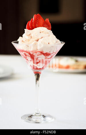 Eton Mess mit Erdbeeren - ein traditionelles englisches Dessert mit Sahne, Baiser und frische Erdbeerscheiben. Stockfoto