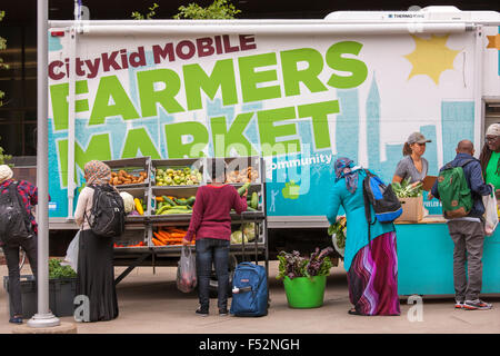 Minneapolis CityKid Mobile Farmers Market LKW Freiwilligen Verkauf von Produkten aus eigener Landwirtschaft zu einem vielfältigen Publikum. Stockfoto