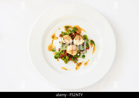 Draufsicht der Pfanne gebratene Jakobsmuscheln Saubohnen & chorizo Stockfoto