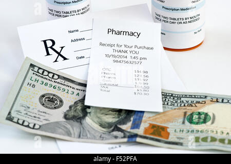 Apotheke-Quittung mit Verschreibung Flasche und Rezept auf neutralem Hintergrund. Stockfoto
