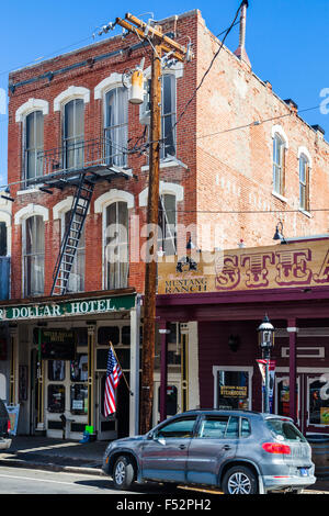 Blick auf die Silver Dollar Hotel entlang der Hauptstraße von Virginia City, Nevada, USA Stockfoto