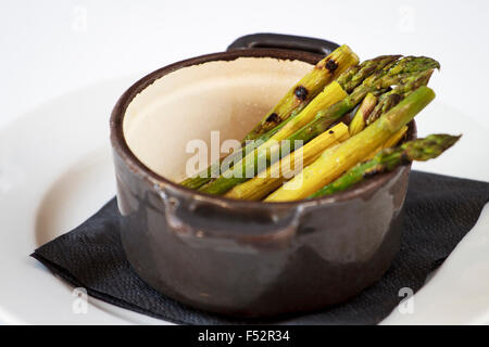 Portion gedünsteten grünen Spargelspitzen Stockfoto