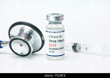 2015-Influenza-Grippe-Impfstoff mit Spritze und Stethoskop. Stockfoto