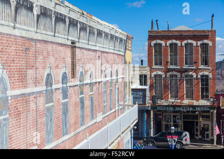 Blick auf das Silber-Dollar-Hotel entlang der Hauptstraße von Virginia City, Nevada, USA Stockfoto