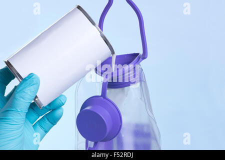 Krankenschwester fügt kann der Sondenernährung Ernährungs Ergänzung zur enteralen Ernährung Tasche. Stockfoto