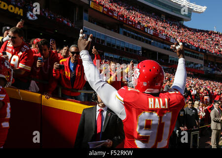 25. Oktober 2105: Kansas City Chiefs außerhalb Linebacker Tamba Hali (91) begeistert das Publikum während der NFL-Spiel zwischen der Pittsburgh Steelers und die Kansas City Chiefs am Arrowhead Stadium in Kansas City, Missouri. Die Häuptlinge besiegten die Steelers 23-13 Tim Warner/CSM. Stockfoto