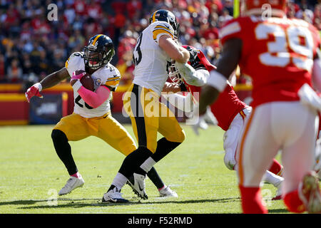 25. Oktober 2105: Pittsburgh Steelers Runningback Le'Veon Bell (26) folgt den Block von Pittsburgh Steelers-Tight-End Heath Miller (83) während die NFL-Spiel zwischen der Pittsburgh Steelers und die Kansas City Chiefs am Arrowhead Stadium in Kansas City, Missouri. Die Häuptlinge besiegten die Steelers 23-13 Tim Warner/CSM. Stockfoto