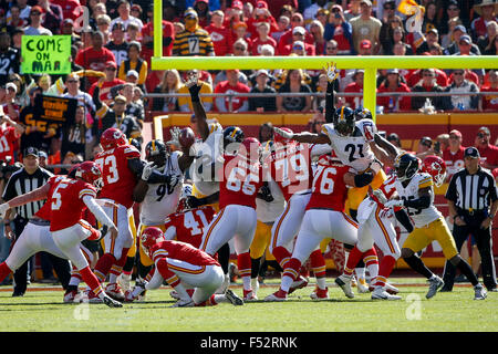 25. Oktober 2105: Kansas City Chiefs Kicker Kairo Santos (5) tritt einen Field Goal während der NFL-Spiel zwischen der Pittsburgh Steelers und die Kansas City Chiefs am Arrowhead Stadium in Kansas City, Missouri. Die Häuptlinge besiegten die Steelers 23-13 Tim Warner/CSM. Stockfoto