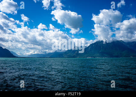Wasser und Landschaft des Genfer Sees im Sommer. Genfer See, Schweiz. Stockfoto