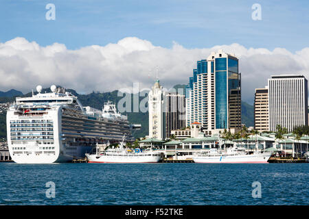 Honolulu, Hawaii. 23. Oktober 2015. Aloha Tower Marketplace mit sortierten angedockt Schiffe in der Innenstadt von Honolulu, Oahu, Hawaii. Stockfoto