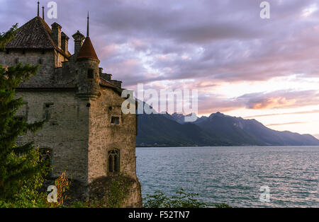 Nahaufnahme der Château de Chillion und den Genfer See bei Sonnenuntergang. Stockfoto