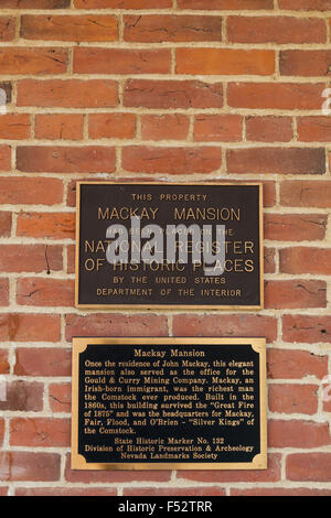 Plaketten angebracht an der Außenwand des Mackay Mansion in Virginia City, Nevada Stockfoto