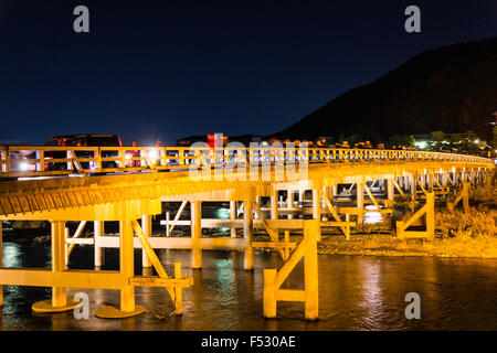 Japan, Kyoto, arashiyama. Hanatouro licht Festival. Berühmte Togetsukyo Brücke über den Fluss von Laternen beleuchtet bei Nacht. Menschen und Verkehr. Stockfoto