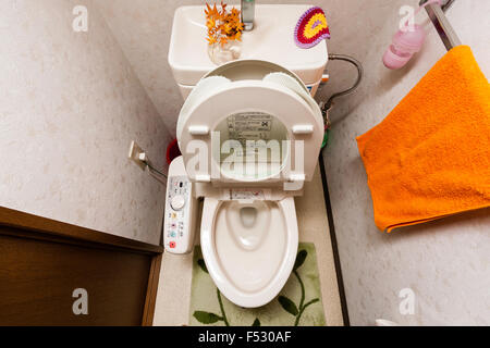 Japanisches Wc, Toilette. Sitz nach oben. Hohen Winkel - Blick hinunter auf elektrischem WC suchen und dem seitlichen Bedienfeld. Waschbecken - ganz oben auf der Zisterne. Stockfoto