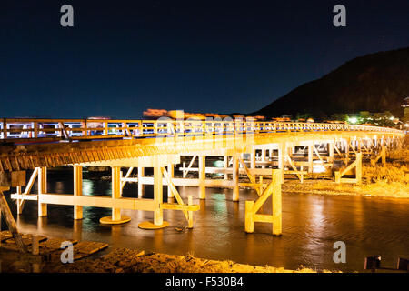 Japan, Kyoto, arashiyama. Hanatouro licht Festival. Berühmte Togetsukyo Brücke über den Fluss von Laternen beleuchtet bei Nacht. Menschen und Verkehr. Stockfoto