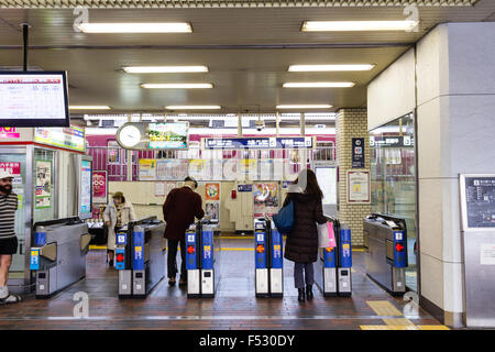 Japan, Nishinomiya, Shukugawa. Eingang und Ticket Hindernisse für den Hankju private Bahnhof mit Personen auf der Durchreise. Stockfoto