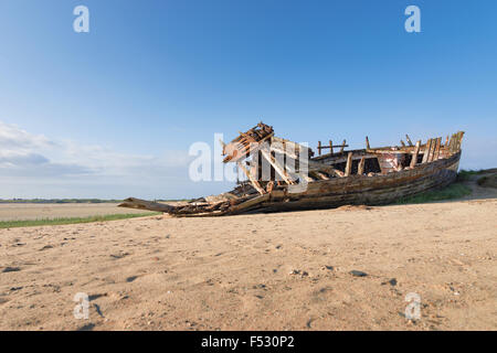 altes Schiffswrack bei Ebbe in Frankreich, Normandie Stockfoto