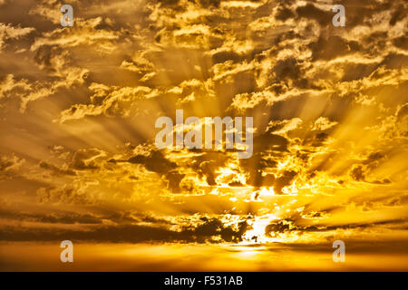 Sonnenaufgang mit Wolken und Sonnenstrahlen. Stockfoto