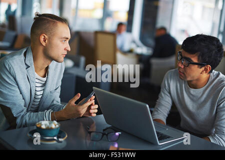 Zwei moderne Jungs Gespräch Stockfoto