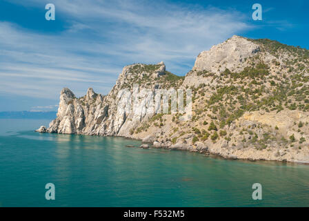 Blick auf Blue Bay und Karaul-Oba Berg in der Nähe von Novij Svet Resort. Stockfoto