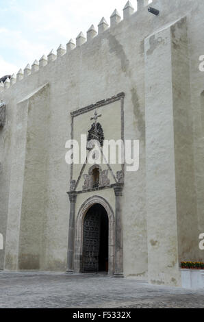 Kathedrale von Cuernavaca Seitentür mit oben auf einen Schädel auf einem Steinhaufen auf dem ruht ein Kreuz. Dieses Symbol transpa Stockfoto