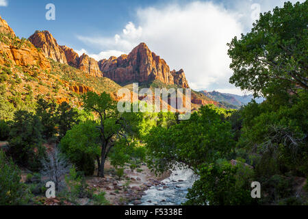 Der Wächter und der Virgin River Valley in Zion Nationalpark, Utah, USA. Stockfoto