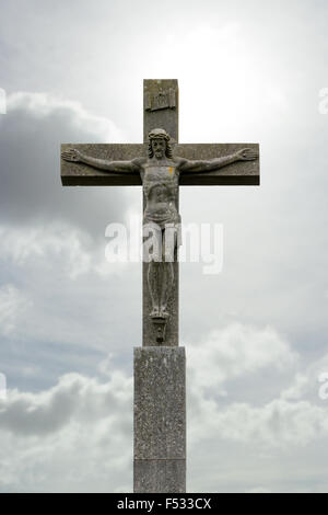 Kreuz mit Jesus Christus vor Wolkenhimmel Stockfoto