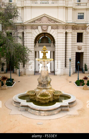 Pasadena - Kalifornien, schöne Bild einer Wasserfontäne im Rathaus in Pasadena, Kalifornien. Stockfoto