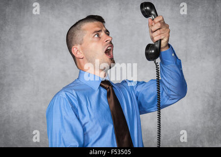 wütend Geschäftsmann schreien während eines Telefongesprächs Stockfoto