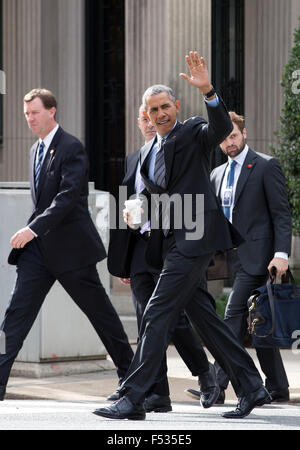 Washington DC, USA. 26. Oktober 2015. US-Präsident Barack Obama Wellen an die Zuschauer, als er mit weißen Haus Reisen Regisseur Marvin Nicholson (links) zurück ins Weiße Haus nach einem Mittagessen im Metropolitan Club mit ehemaligen US-Senatoren Tom Daschle (Demokrat von South Dakota) und George Mitchell (Republikanische von Maine) in Washington, DC Montag, 26. Oktober 2015. Bildnachweis: Martin H. Simon/Pool über CNP - NO WIRE SERVICE - Credit: Dpa picture-Alliance/Alamy Live News Stockfoto