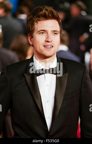 London, UK. 26. Oktober 2015. Greg James auf dem roten Teppich für die CBTF Royal Film Performance 2015: The World Premiere von SPECTRE auf 26.10.2015 in Royal Albert Hall, London. Bildnachweis: Julie Edwards/Alamy Live-Nachrichten Stockfoto