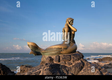 Statue der goldenen Meerjungfrau Samila Beach im Abendlicht, Songkhla, Thailand Stockfoto