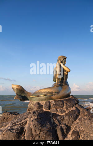 Statue der goldenen Meerjungfrau Samila Beach im Abendlicht, Songkhla, Thailand Stockfoto