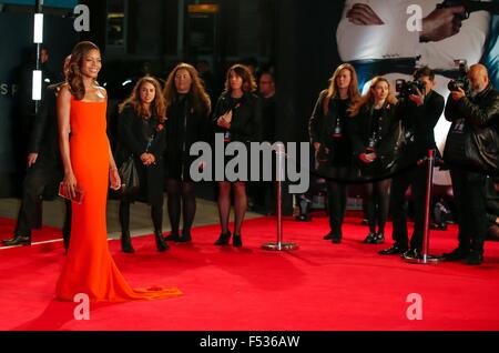 London, Großbritannien. 26. Oktober 2015. Britische Schauspielerin/Formmitglied Naomie Harris besucht die Weltpremiere des neuen James Bond-Film "Spectre" in der Royal Albert Hall in London, Großbritannien, 26. Oktober 2015. Gespenst ist der 24. offizielle James Bond-Film und wird am 26. Oktober im Vereinigten Königreich freigegeben. Foto: Hubert Boesl/Dpa - NO-Draht-SERVICE-/ Dpa/Alamy Live News Stockfoto