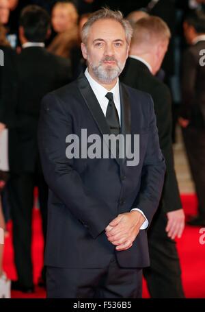 London, Großbritannien. 26. Oktober 2015. Britischer Regisseur Sam Mendes besucht die Weltpremiere des neuen James Bond-Film "Spectre" in der Royal Albert Hall in London, Großbritannien, 26. Oktober 2015. Gespenst ist der 24. offizielle James Bond-Film und wird am 26. Oktober im Vereinigten Königreich freigegeben. Foto: Hubert Boesl/Dpa - NO-Draht-SERVICE-/ Dpa/Alamy Live News Stockfoto