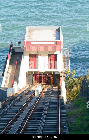 Blick nach unten von einer Kutsche aufsteigend die Babbacombe Cliff Railway in Torquay, Devon, England Stockfoto