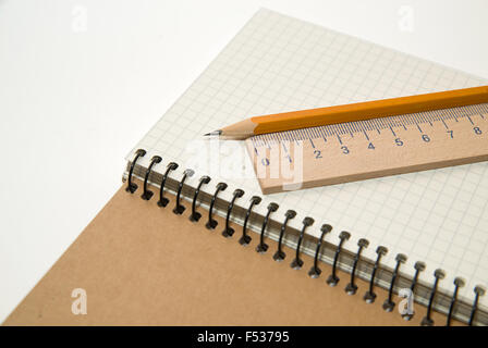 Geöffnete Notebook mit einem leeren Blatt, Bleistift und Holzlineal auf über weiß Stockfoto